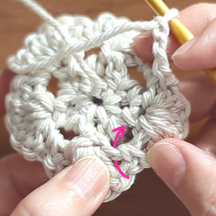 かぎ針編み お花5段目 4. 前々段のくさりを拾う