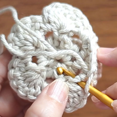 かぎ針編み お花5段目 5. くさりを拾った