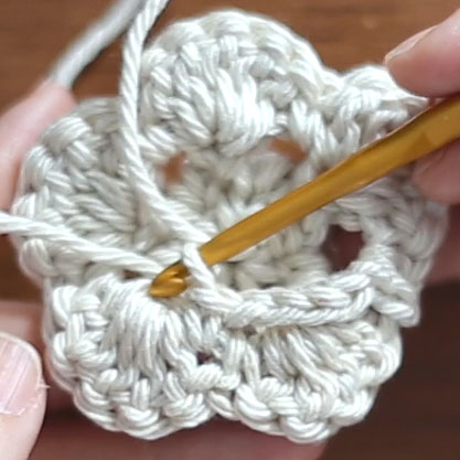 かぎ針編み お花5段目 6. こま編みが編めた