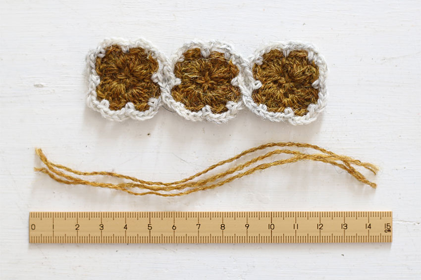 15cmくらいに切った糸を3本用意