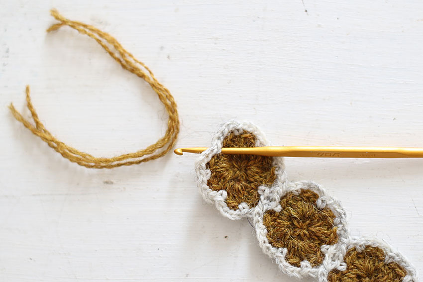 3段目のこま編みの根元に針を入れる