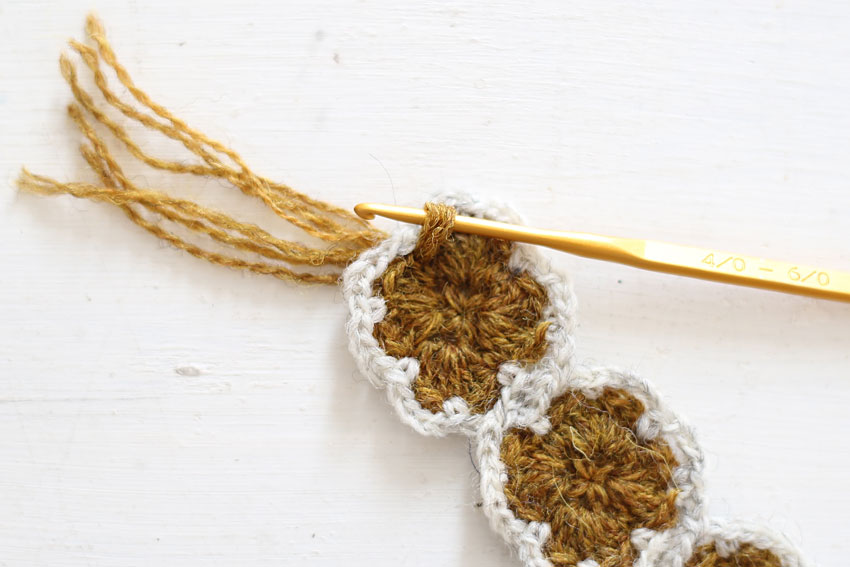 2つ折りにした糸に針をかけて引き出す