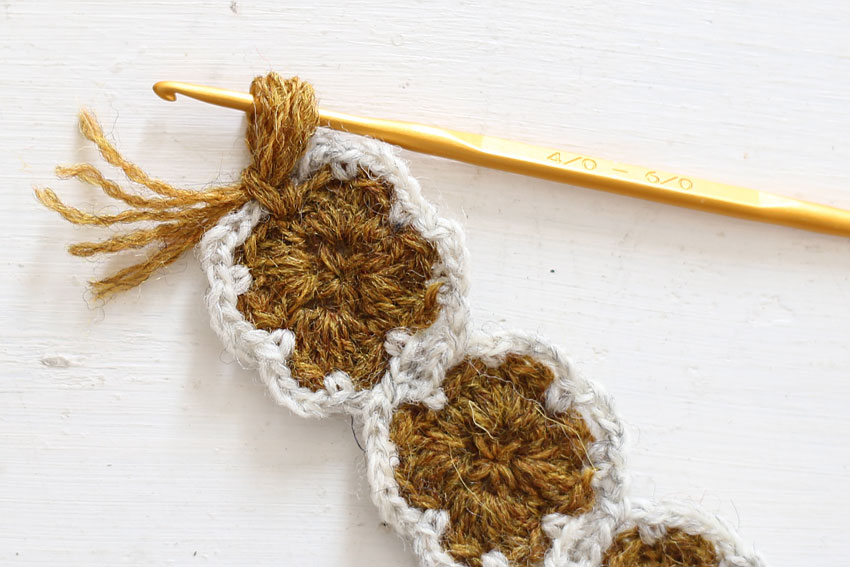 糸端をループにくぐらせる