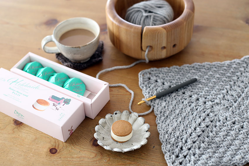 フェルム ラ・テール 美瑛 「バターチーズサンド プチ」とかぎ針編み ブランケット 編みかけ