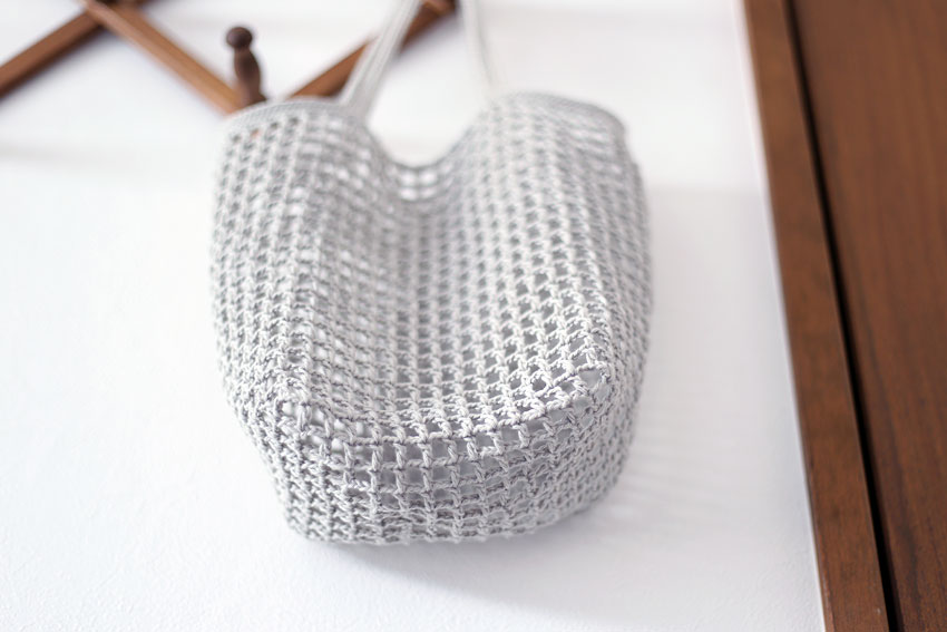 かぎ針編み 方眼編みバッグ メッシュバッグ 底から見た様子