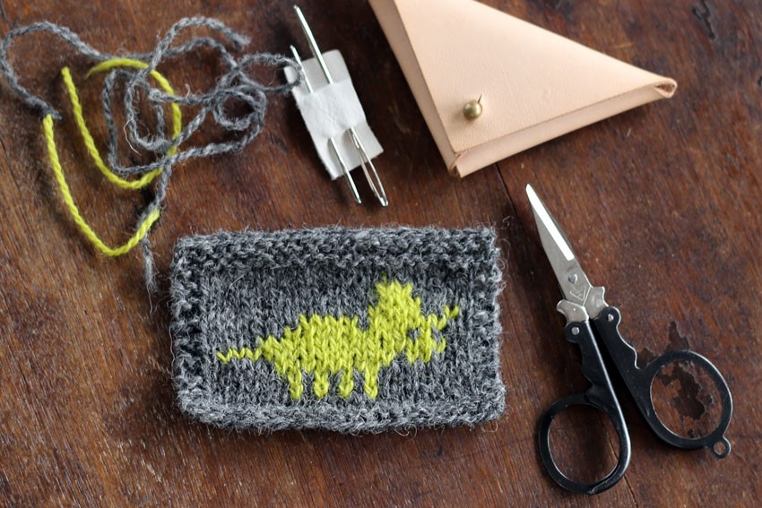 恐竜を編み込んだ棒針編みの編み地