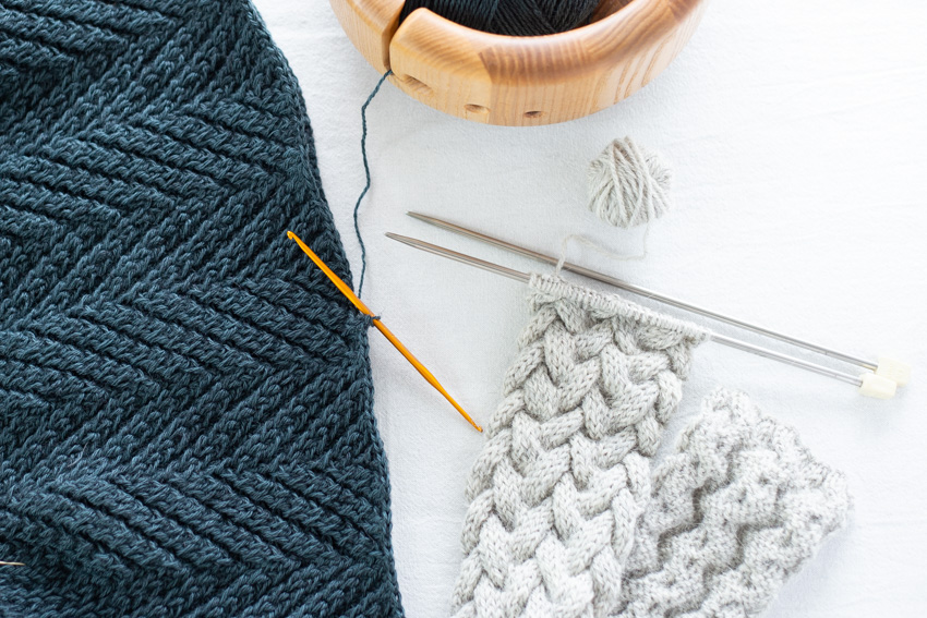 かぎ針編みの編み地と棒針編みの編み地