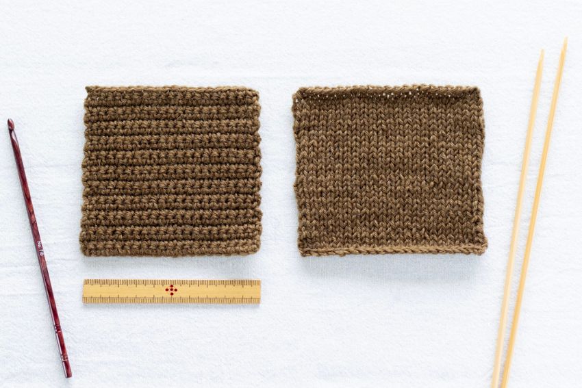 同じサイズに編んだ、かぎ針編みと棒針編みの編み地